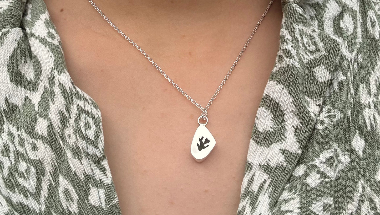 Collier en argent serti d'un verre poli