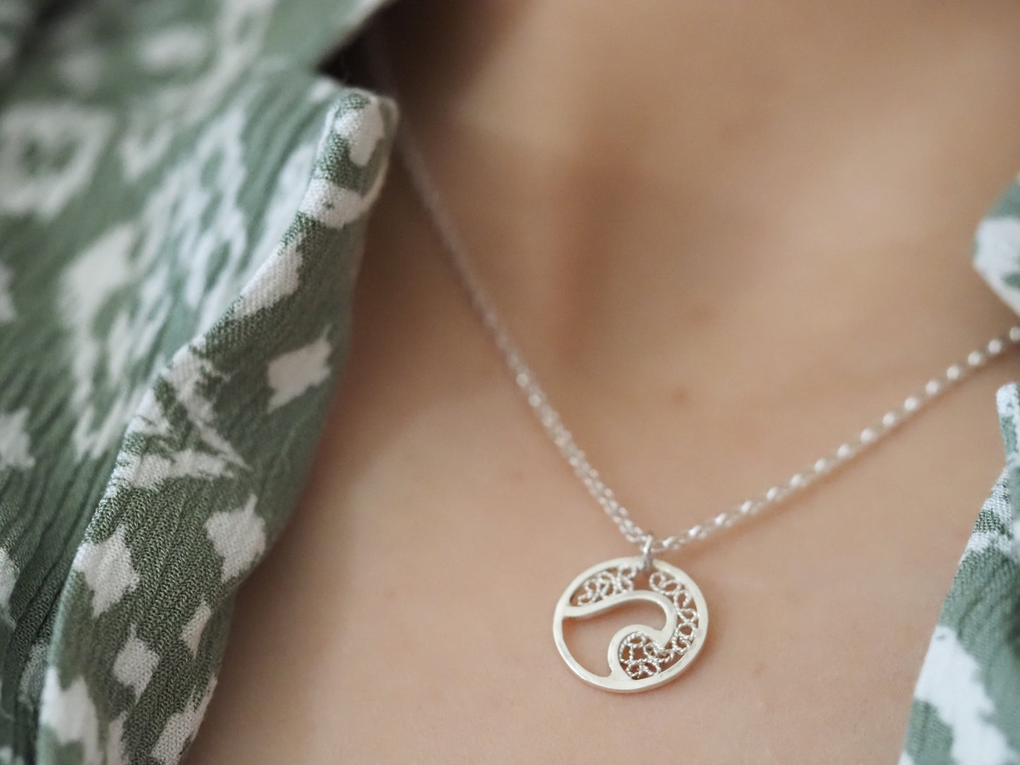 Collier en filigrane vague