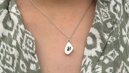 Collier en argent serti d'un verre poli