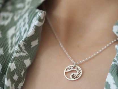 Collier en filigrane vague
