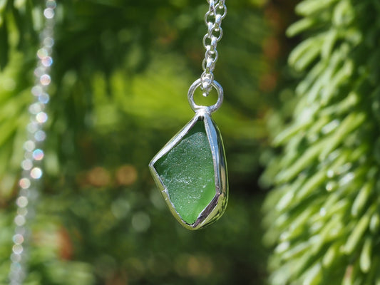 Collier en argent serti d'un verre poli