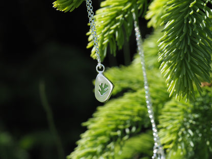 Collier en argent serti d'un verre poli